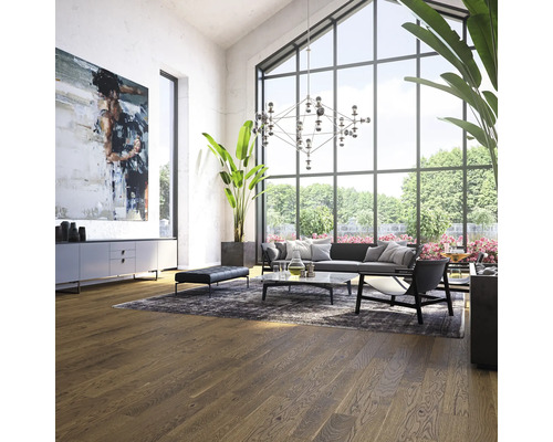 Living luminos cu parchet, canapea și fațadă vitrată