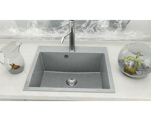 Chiuvetă cu robinet și accesorii pe un blat de bucătărie