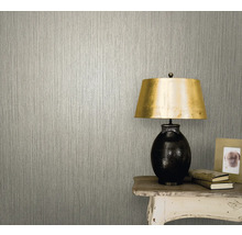 Scenă cu tapet texturat și lampă de masă decorativă