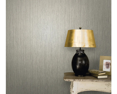 Scenă cu tapet texturat și lampă de masă decorativă