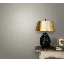 Tapetă luminoasă texturată pe perete