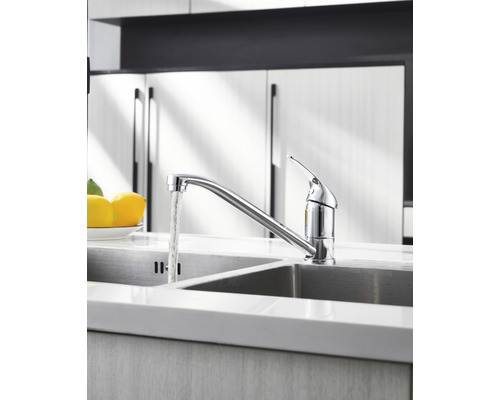 Scenă de bucătărie cu o baterie monocomandă pe o chiuvetă