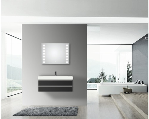 Baie modernă cu lavoar, oglindă cu iluminare și cadă