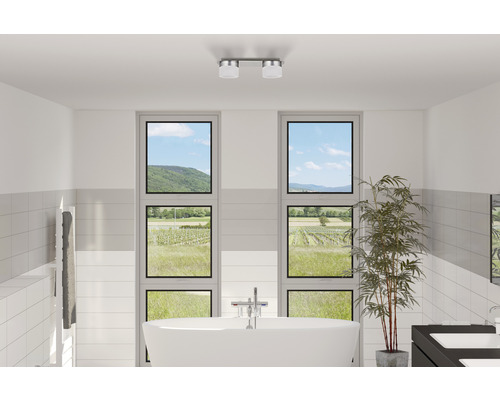 Baie luminoasă cu cadă independentă, radiator portprosop, două ferestre cu vedere la peisaj și plafonieră