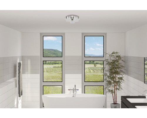 Baie cu cadă freestanding, uscător de prosoape, ferestre și plafonieră