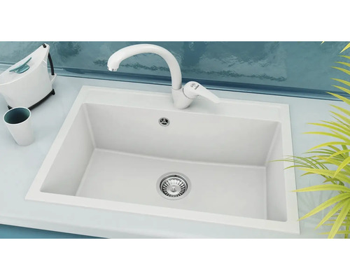 Chiuvetă albă cu robinet într-o bucătărie luminoasă.