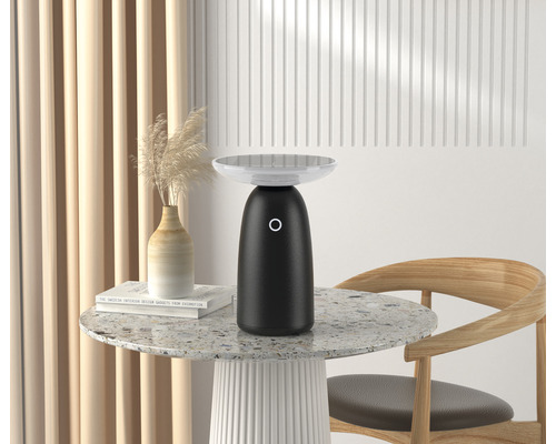 Umidificator pe o masă