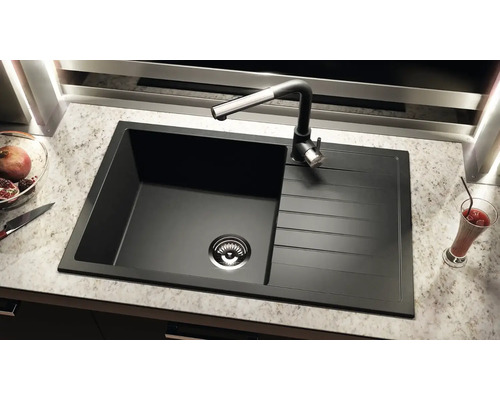 Chiuvetă de bucătărie cu picurător și robinet pe un blat