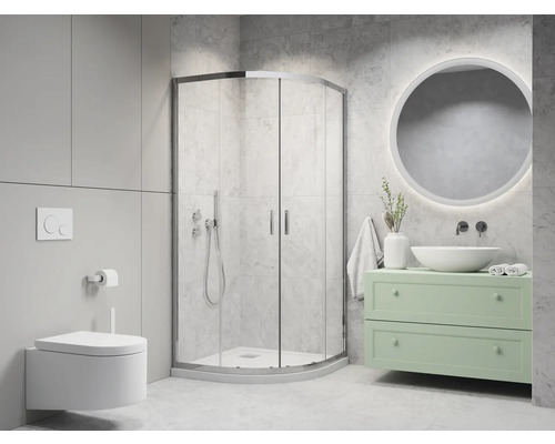 Baie modernă cu duș, toaletă și lavoar