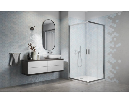 Baie cu cabină de duș, lavoar cu oglindă și design de perete cu plăci hexagonale