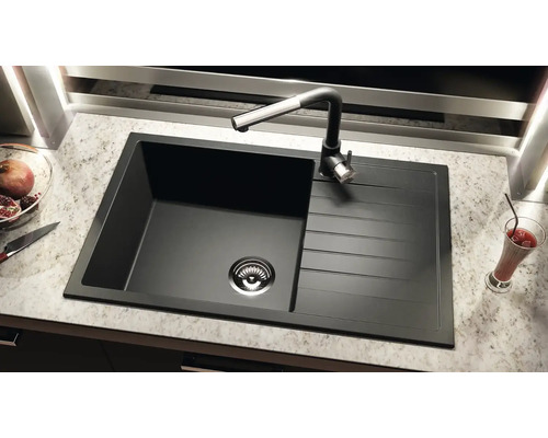 Chiuvetă cu picurător și robinet pe un blat de bucătărie.