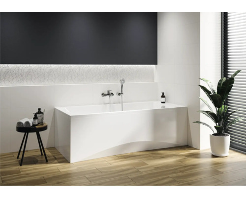 Baie cu cadă, robinet, podea din lemn și decorațiuni