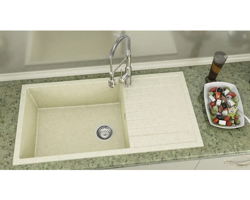 Chiuvetă de piatră cu picurător și robinet pe un blat