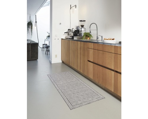 Fotografie de interior a unei bucătării cu un covor cu model