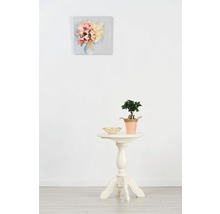 Scenă decorativă cu un tablou, o plantă și o măsuță laterală