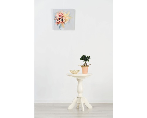 Scenă decorativă cu un tablou, o plantă și o măsuță laterală