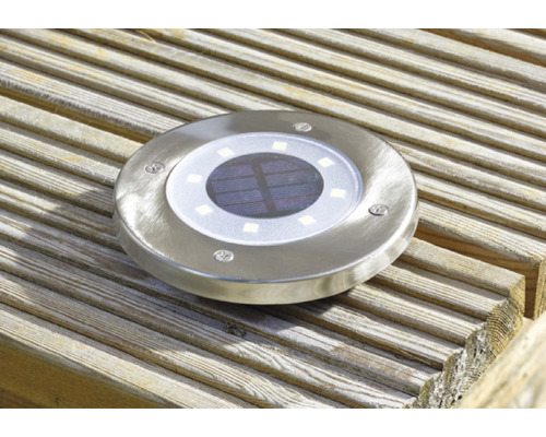 Spot încastrat în pământ cu panou solar pe terasă de lemn