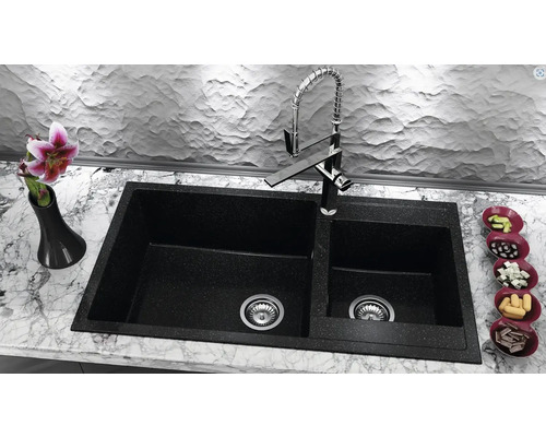 Chiuvetă de bucătărie din granit cu zonă de scurgere și baterie monocomandă