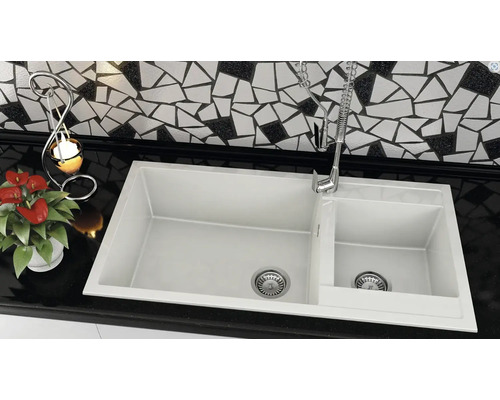 Chiuvetă cu două cuve și baterie pe un blat de lucru