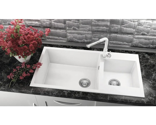 Chiuvetă dublă albă cu robinet pe un blat