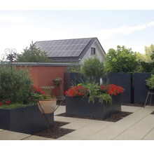 Terasa cu jardiniere plantate, căsuță de grădină și instalație fotovoltaică pe acoperiș