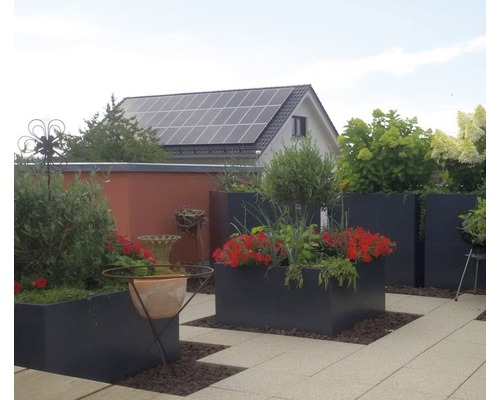 Terasa cu jardiniere plantate, căsuță de grădină și instalație fotovoltaică pe acoperiș