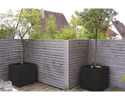 Scenă de grădină cu gard din lemn și jardiniere pătrate cu copaci