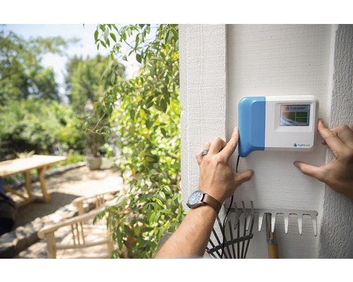 Instalarea unui sistem de control al irigațiilor în grădină, în aer liber.