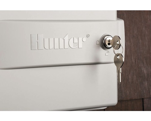 Logo Hunter cu cheia în broasca unui controler de irigații Hunter