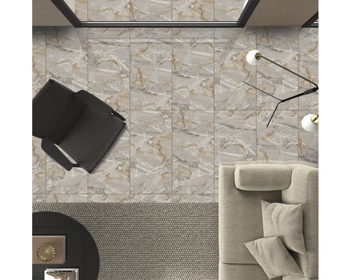 Exemplu de cameră de zi cu podea cu gresie, fotoliu, canapea și lampă.