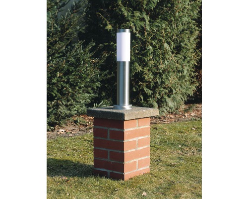 Lampă de grădină din oțel inoxidabil pe un soclu de cărămidă