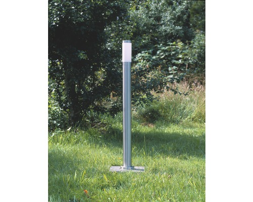 Lampa de grădină din metal pe un gazon