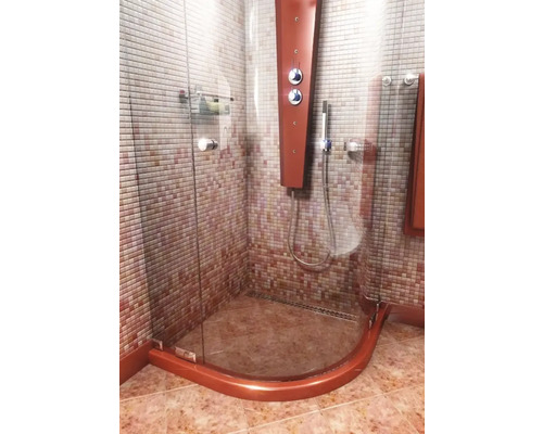 Cabină de duș walk-in cu panou de duș și gresie mozaic