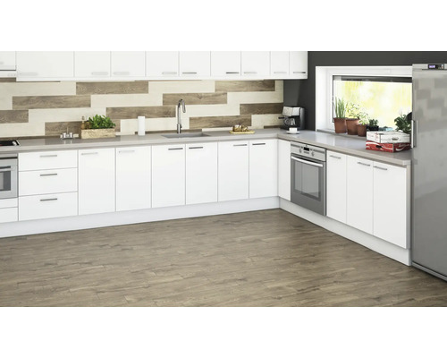 Bucătărie luminoasă cu dulapuri albe, chiuvetă și aparate electrice