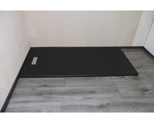 Cădiță de duș neagră din gresie într-o baie