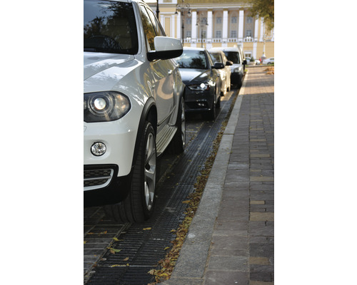 Mai multe mașini parcate pe o stradă.