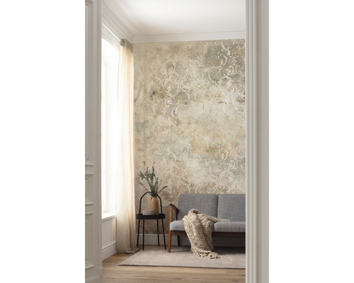 Living cu tapetă cu model floral, canapea și măsuță laterală