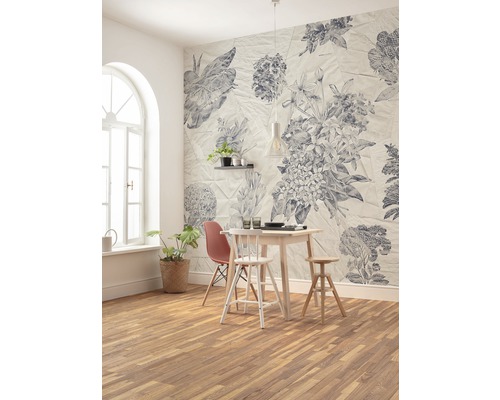 Sufragerie cu masă, scaune și tapet floral