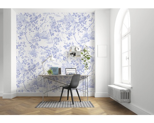 Birou cu tapet floral, birou și scaun