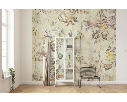 Cameră de zi cu tapet floral, vitrină de sticlă și scaun