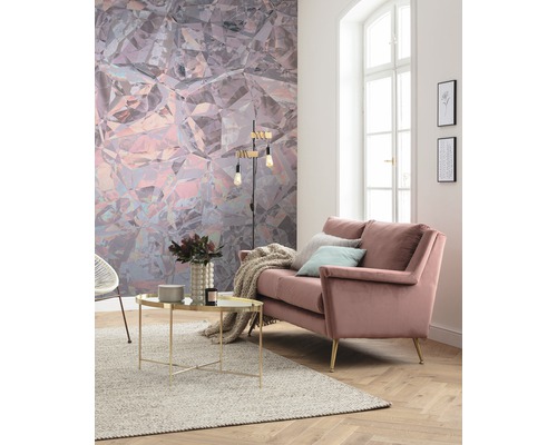 Cameră de zi cu canapea, masă și tapet decorativ cu model de cristal