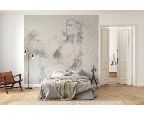 Dormitor cu pat, lampadar și fototapet cu motiv de statuie