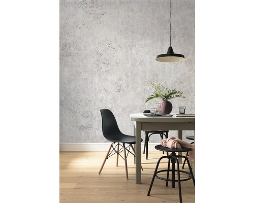 Sufragerie cu masă, scaune și tapet de perete gri cu aspect de beton