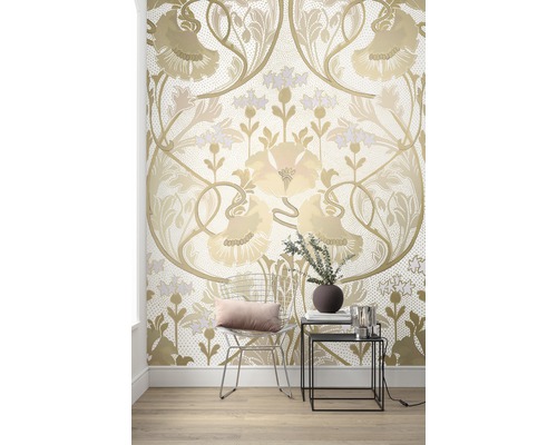 Cameră decorativă cu tapet cu motive florale, scaun și măsuță laterală