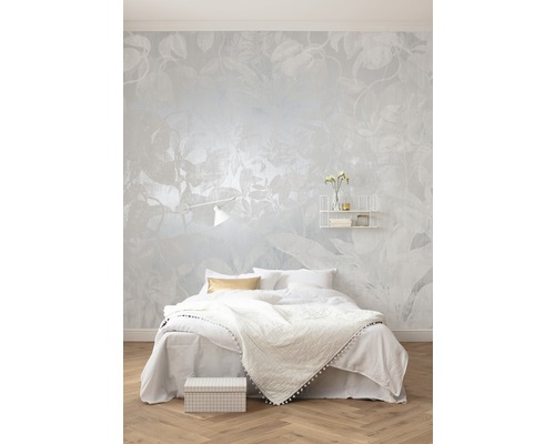 Dormitor cu tapet vlies cu model floral, pat și noptieră