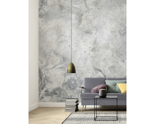 Cameră de zi cu tapet cu model, lampă suspendată, canapea, masă și covor