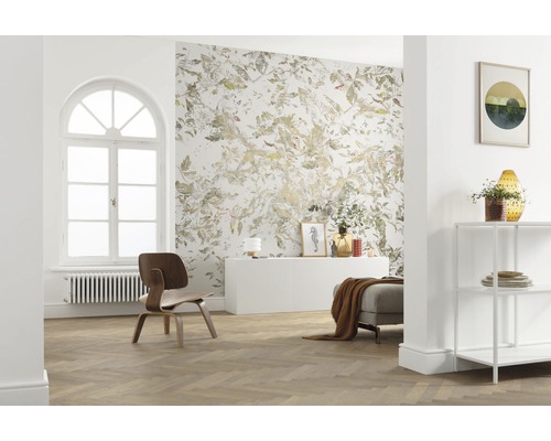 Cameră luminoasă cu tapet cu model, scaun și raft