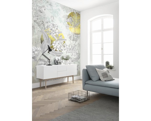 Living cu tapetă cu model, canapea și comodă