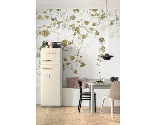 Spațiu de locuit luminos cu frigider, masă și tapet floral