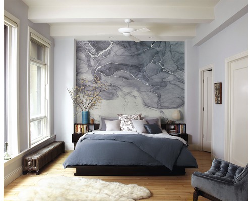 Dormitor cu pat, noptiere, decor și tapet cu model